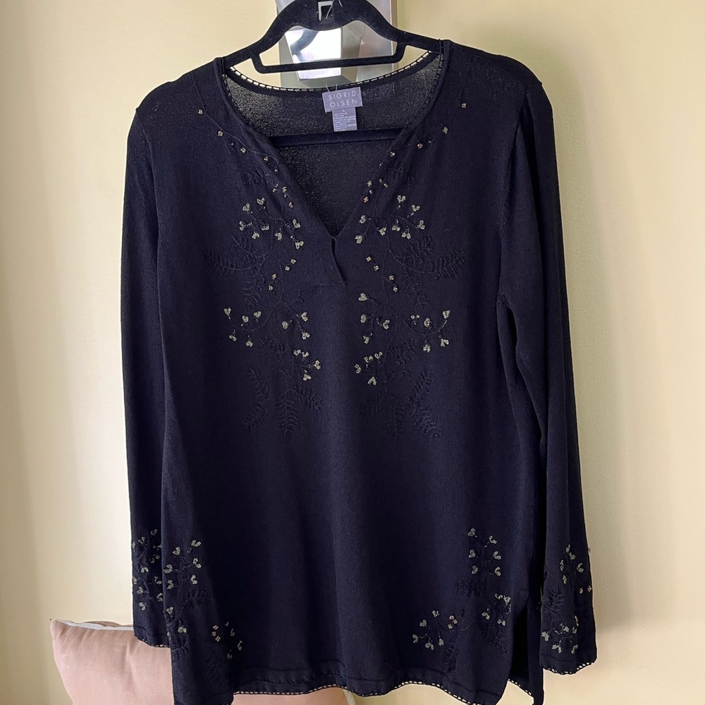 Sz large black with tiny gold threaded flowers top